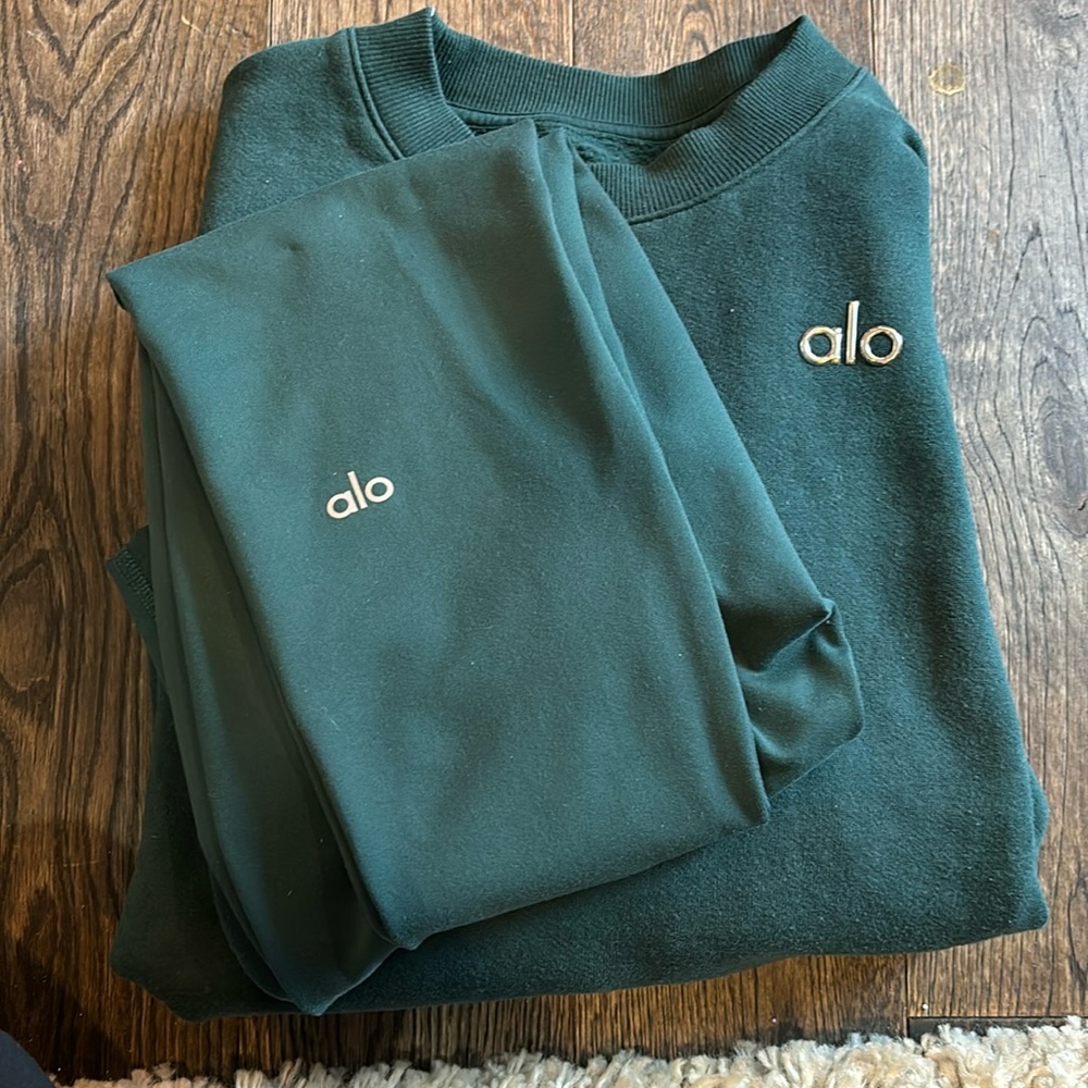 Alo Yoga size small evergreen set